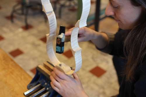 /images/luthier/nailing.jpg